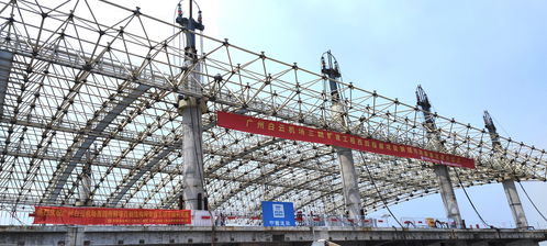 白云机场三期扩建工程迎来重要节点，首个钢结构完成提升